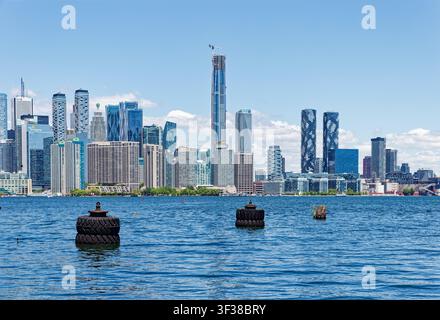 Die sich wandelnde Skyline von Toronto vereint historische Wahrzeichen des Finanzdistrikts mit neuen Wohn- und Handelstürmen entlang des Wasserrands. Stockfoto