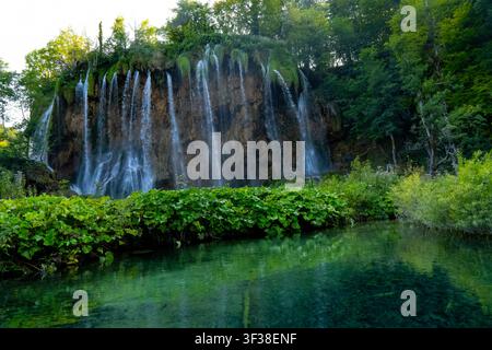 Wasserfälle im Nationalpark Plitvicer Seen. Kroatien. Stockfoto