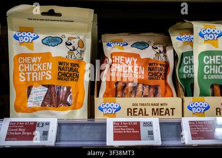 London UK, 21. Juli 2026, Eine Nahaufnahme eines Waitrose-Supermarkt-Regalaufstellungs, die Packungen von Good Boy Natural Chewy Chicken Strips Hundeleckerlis zeigt Stockfoto