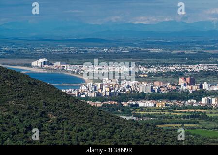 Hochwinkelaufnahme von Roses Bay aus dem Bereich des Leuchtturms von Cabo de Creus, die die Küste, die Stadt und die Berge in Girona, Katalonien, Spanien, Europa, zeigt Stockfoto