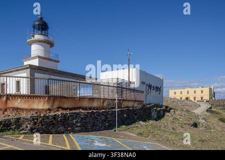 Leuchtturm von Cap de Creus in Girona, Katalonien, Spanien, Europa, mit weißer Architektur vor einem klaren blauen Himmel an der rauen Küste der Costa Brava. Stockfoto