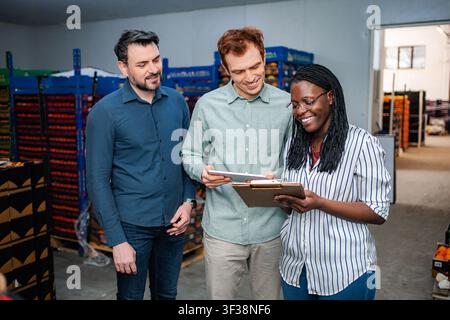 Verschiedene Teams, die den Bestand im Lebensmittellager überprüfen Stockfoto