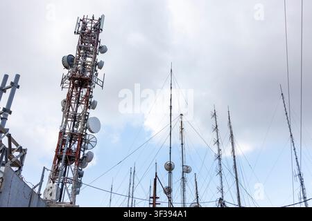Telekommunikationsmasten und Antennen, die auf dem Berg Pantokrator stehen und die notwendige Infrastruktur für die moderne globale Kommunikation und Vernetzung bereitstellen Stockfoto