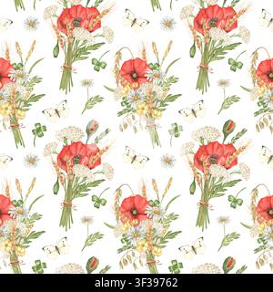 Handgemalte Aquarellillustration: nahtloses Muster mit Sträußen aus Mohnblumen, Schafgarbe, Gänseblümchen, Roggen und weißen Schmetterlingen, Butterblumen und Klee Stockfoto