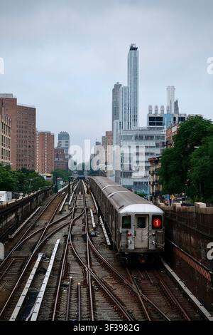 New York, New York, USA – 11. Juli 2025: 1-Zug fährt in den U-Bahn-Tunnel an einem bewölkten Tag Stockfoto