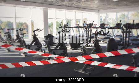 Sicherheitsstreifen für Gefahrenstellen im geschlossenen Fitnessstudio Stockfoto