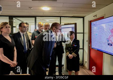 Bordeaux, Frankreich. 22. Juli 2026. © PHOTOPQR/SUD OUEST/GUILLAUME BONNAUD ; Bordeaux ; 22/07/2026 ; LE 22 JUILLET 2026/A BORDEAUX/LAURENT NUNEZ /LE MINISTRE DE INTERIEUR EN VISITE A LA CASERNE D'ORNANO SUITE AUX 2 POMPIERS DECEDES A MERIGNAC/ BORDEAUX/FRANCE JULY 22ND 2026. LAURENT NUNEZ/DER INNENMINISTER BESUCHT DIE FEUERWACHE ORNANO NACH DEM TODES ZWEIER FEUERLEUTE IN MÉRIGNAC BEI DER BEKÄMPFUNG EINES BRANDES. Credit: MAXPPP/Alamy Live News Stockfoto
