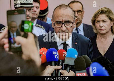 Bordeaux, Frankreich. 22. Juli 2026. © PHOTOPQR/SUD OUEST/GUILLAUME BONNAUD ; Bordeaux ; 22/07/2026 ; LE 22 JUILLET 2026/A BORDEAUX/LAURENT NUNEZ /LE MINISTRE DE INTERIEUR EN VISITE A LA CASERNE D'ORNANO SUITE AUX 2 POMPIERS DECEDES A MERIGNAC/ BORDEAUX/FRANCE JULY 22ND 2026. LAURENT NUNEZ/DER INNENMINISTER BESUCHT DIE FEUERWACHE ORNANO NACH DEM TODES ZWEIER FEUERLEUTE IN MÉRIGNAC BEI DER BEKÄMPFUNG EINES BRANDES. Credit: MAXPPP/Alamy Live News Stockfoto