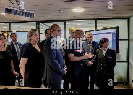 Bordeaux, Frankreich. 22. Juli 2026. © PHOTOPQR/SUD OUEST/GUILLAUME BONNAUD ; Bordeaux ; 22/07/2026 ; LE 22 JUILLET 2026/A BORDEAUX/LAURENT NUNEZ /LE MINISTRE DE INTERIEUR EN VISITE A LA CASERNE D'ORNANO SUITE AUX 2 POMPIERS DECEDES A MERIGNAC/ BORDEAUX/FRANCE JULY 22ND 2026. LAURENT NUNEZ/DER INNENMINISTER BESUCHT DIE FEUERWACHE ORNANO NACH DEM TODES ZWEIER FEUERLEUTE IN MÉRIGNAC BEI DER BEKÄMPFUNG EINES BRANDES. Credit: MAXPPP/Alamy Live News Stockfoto