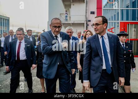 Bordeaux, Frankreich. 22. Juli 2026. © PHOTOPQR/SUD OUEST/GUILLAUME BONNAUD ; Bordeaux ; 22/07/2026 ; LE 22 JUILLET 2026/A BORDEAUX/LAURENT NUNEZ /LE MINISTRE DE INTERIEUR EN VISITE A LA CASERNE D'ORNANO SUITE AUX 2 POMPIERS DECEDES A MERIGNAC/ BORDEAUX/FRANCE JULY 22ND 2026. LAURENT NUNEZ/DER INNENMINISTER BESUCHT DIE FEUERWACHE ORNANO NACH DEM TODES ZWEIER FEUERLEUTE IN MÉRIGNAC BEI DER BEKÄMPFUNG EINES BRANDES. Credit: MAXPPP/Alamy Live News Stockfoto