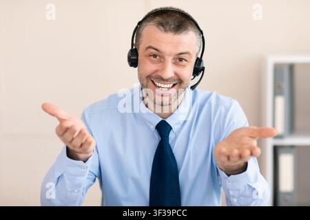 Mann Im Headset Lächelnd Im Kundensupport-Büro Stockfoto