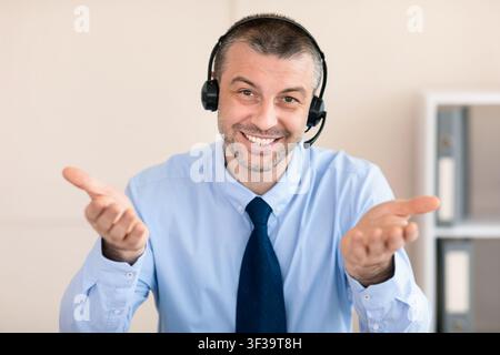 Reifer Mann im Headset empfängt Kundenanruf im Büro Stockfoto