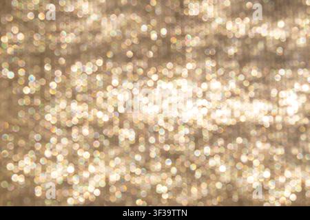 Weicher goldener Bokeh-Glitzer-Hintergrund mit warm schimmernden Lichtern für festliche Luxusdesigns Stockfoto