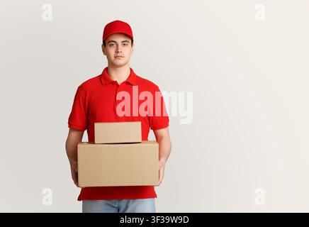 Kuriersitzung. Der Überlieferer hält Pakete in seinen Händen Stockfoto