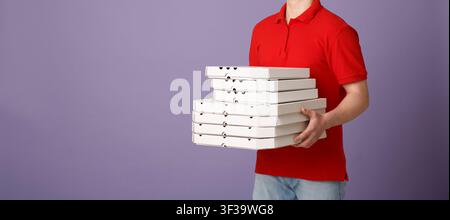 Frische Pizza und schnelle Lieferung. Kurier hält viele Kisten Stockfoto