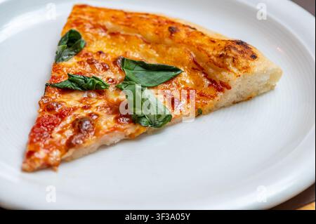 Nahaufnahme einer glutenfreien Pizza Margherita-Scheibe. Hochwertiges Foto Stockfoto