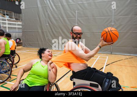 Rollstuhlbasketballer haben Spaß während des Spieltrainings Stockfoto