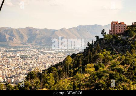 Panoramablick auf die Stadtlandschaft von Palermo und die fernen Berge vom Monte Pellegrino aus mit dem Schloss Utveggio auf dem Hügel Stockfoto