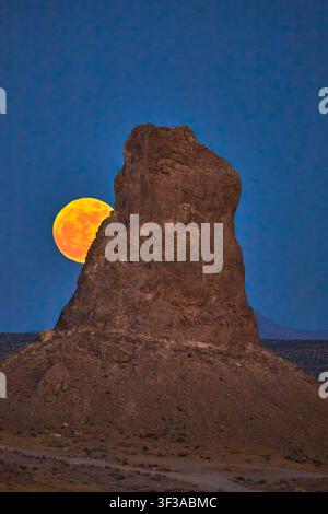 Trona Pinnacles Kalifornien Tufa-Spitze und Vollmond in der Nacht in der Wüstenlandschaft Stockfoto