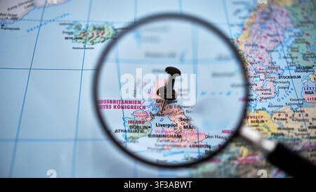 Lupe, die BELFAST auf einer Papierkarte hervorhebt Stockfoto