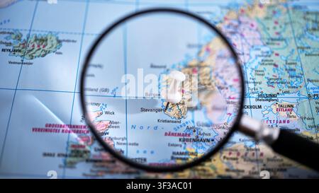 Stavanger auf einer gedruckten Karte mit einer Lupe im Nahaufnahme markiert Stockfoto