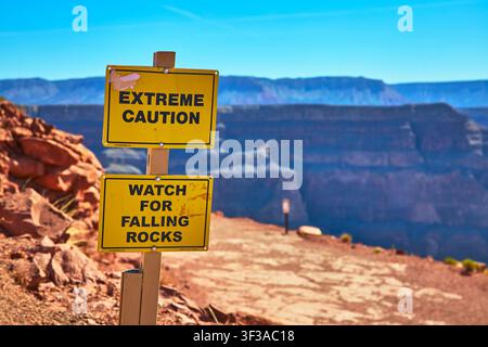 Grand Canyon West Warnschild Extreme Vorsicht und fallende Steine Arizona Stockfoto