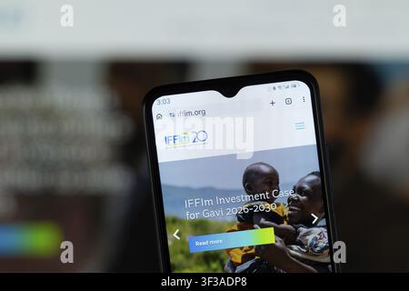 London, Vereinigtes Königreich - 12. Juli 2026: Nahaufnahme der IFFIm-Homepage auf einem Smartphone Stockfoto