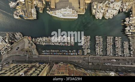 Luftaufnahme eines belebten Yachthafens voller Yachten und Boote, umgeben von Stadtgebäuden und Docks, Drohnenfotografie, Nizza, Frankreich Stockfoto