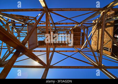 Vergessene Minenstruktur mit Sonnenstrahl und blauem Himmel Arizona Tiefoffnung Stockfoto