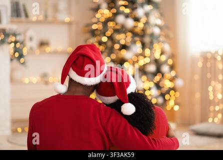 Junge glückliche Paar umarmen und entspannen auf bequeme Couch Stockfoto