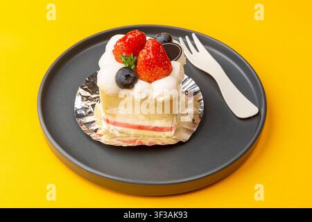 Frisches Erdbeer-Sahne-Torten-Dessert mit Fruchtgeschmack Stockfoto