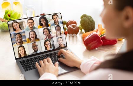 Kulinarisches Workshop. Ernährungsberaterin führt Webkonferenz mit einer Gruppe junger Menschen durch Stockfoto
