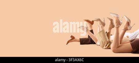 Gruppe von Frauen, die sich hinlegen und Beine in High Heels zeigen Stockfoto