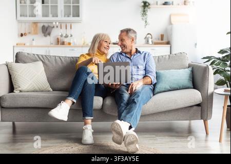 Reifes Paar verwendet gemeinsam einen Laptop-Computer, um im Internet zu surfen Stockfoto