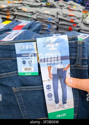 PLANO, TX, USA - 19. JULI 2026: Izod-Jeans, die auf einem Costco-Regal ausgestellt sind, zeigen Saltwater-Stretch-Denim und gerade Schnitt. Costco ist bekannt dafür, dass es Stockfoto