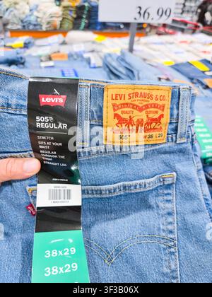 PLANO, TX, USA - 19. JULI 2026: Levi's 505 Regular Jeans werden mit markanter Markenpräsenz in einem Costco-Lagerhaus angezeigt. Levi's 505 ist bekannt für seine gerade Stockfoto