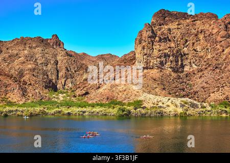 Kajakfahrer auf dem Colorado River mit felsigen Klippen und Wüstenlandschaft in Arizona Stockfoto