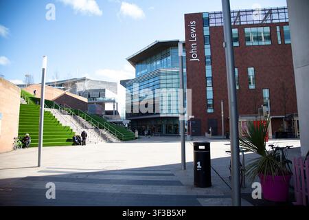 Die grünen Astroturf-Treppen im Chavasse Park neben dem John Lewis-Geschäft im Einkaufsviertel Liverpool ONE, Liverpool, Merseyside, England, UK. Stockfoto
