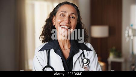Arzt, Lachen und Frau im Krankenhaus für Gesundheitsversorgung, Wellness-Service und Berufserfahrung in der Klinik. Porträt, reife weibliche Person und medizinisch Stockfoto