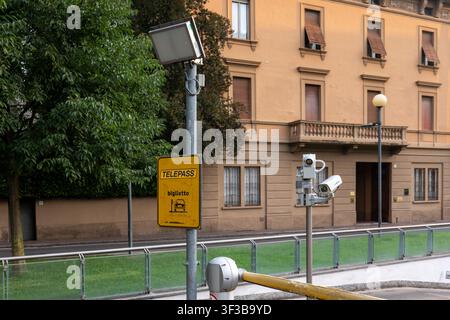 Cremona, Italien, 8. Juli 2026 Automatisierte Telepass-Ticketing-Ausrüstung und Sicherheitskameras, die den Fahrzeugeintritt in einer Parkanlage in Cremona, Lomb, regeln Stockfoto