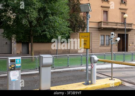 Cremona, Italien, 8. Juli 2026: Parkeingang mit automatischer Schranke, Telepass-Schild und Ticketausgabe in einer städtischen Umgebung, der modernen Zugang zeigend Stockfoto