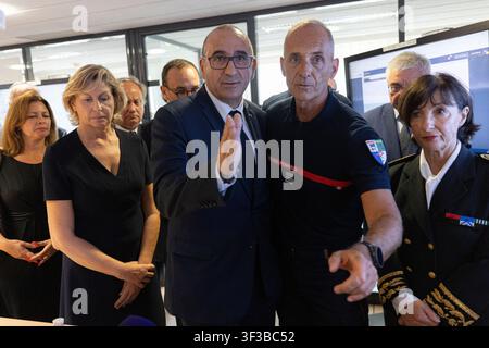 Bordeaux, Frankreich. 22. Juli 2026. Laurent Nuñez, Minister für Inneres, besucht die SDIS 33-Zentrale in Bordeaux, Frankreich, am 22. Juli 2026 während einer offiziellen Reise nach Gironde, wo er lokale Behörden, Feuerwehrleute und Beamte trifft, um das laufende Feuer in Saumos zu besprechen, zwei bei dem Feuer in Mérignac getötete Feuerwehrleute ehrt und die zur Bekämpfung der Waldbrände eingesetzten operativen Ressourcen überprüft. Foto von Stéphane Duprat/ABACAPRESS.COM Credit: Abaca Press/Alamy Live News Stockfoto