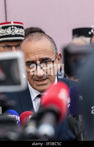Bordeaux, Frankreich. 22. Juli 2026. Laurent Nuñez, Minister für Inneres, besucht die SDIS 33-Zentrale in Bordeaux, Frankreich, am 22. Juli 2026 während einer offiziellen Reise nach Gironde, wo er lokale Behörden, Feuerwehrleute und Beamte trifft, um das laufende Feuer in Saumos zu besprechen, zwei bei dem Feuer in Mérignac getötete Feuerwehrleute ehrt und die zur Bekämpfung der Waldbrände eingesetzten operativen Ressourcen überprüft. Foto von Stéphane Duprat/ABACAPRESS.COM Credit: Abaca Press/Alamy Live News Stockfoto