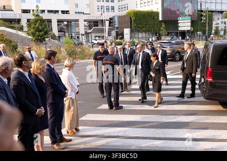 Bordeaux, Frankreich. 22. Juli 2026. Laurent Nuñez, Minister für Inneres, besucht die SDIS 33-Zentrale in Bordeaux, Frankreich, am 22. Juli 2026 während einer offiziellen Reise nach Gironde, wo er lokale Behörden, Feuerwehrleute und Beamte trifft, um das laufende Feuer in Saumos zu besprechen, zwei bei dem Feuer in Mérignac getötete Feuerwehrleute ehrt und die zur Bekämpfung der Waldbrände eingesetzten operativen Ressourcen überprüft. Foto von Stéphane Duprat/ABACAPRESS.COM Credit: Abaca Press/Alamy Live News Stockfoto
