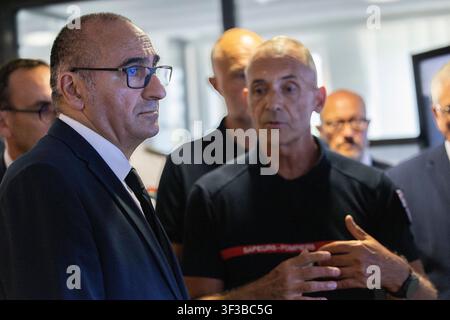 Bordeaux, Frankreich. 22. Juli 2026. Laurent Nuñez, Minister für Inneres, besucht die SDIS 33-Zentrale in Bordeaux, Frankreich, am 22. Juli 2026 während einer offiziellen Reise nach Gironde, wo er lokale Behörden, Feuerwehrleute und Beamte trifft, um das laufende Feuer in Saumos zu besprechen, zwei bei dem Feuer in Mérignac getötete Feuerwehrleute ehrt und die zur Bekämpfung der Waldbrände eingesetzten operativen Ressourcen überprüft. Foto von Stéphane Duprat/ABACAPRESS.COM Credit: Abaca Press/Alamy Live News Stockfoto