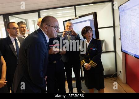 Bordeaux, Frankreich. 22. Juli 2026. Laurent Nuñez, Minister für Inneres, besucht die SDIS 33-Zentrale in Bordeaux, Frankreich, am 22. Juli 2026 während einer offiziellen Reise nach Gironde, wo er lokale Behörden, Feuerwehrleute und Beamte trifft, um das laufende Feuer in Saumos zu besprechen, zwei bei dem Feuer in Mérignac getötete Feuerwehrleute ehrt und die zur Bekämpfung der Waldbrände eingesetzten operativen Ressourcen überprüft. Foto von Stéphane Duprat/ABACAPRESS.COM Credit: Abaca Press/Alamy Live News Stockfoto
