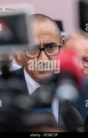 Bordeaux, Frankreich. 22. Juli 2026. Laurent Nuñez, Minister für Inneres, besucht die SDIS 33-Zentrale in Bordeaux, Frankreich, am 22. Juli 2026 während einer offiziellen Reise nach Gironde, wo er lokale Behörden, Feuerwehrleute und Beamte trifft, um das laufende Feuer in Saumos zu besprechen, zwei bei dem Feuer in Mérignac getötete Feuerwehrleute ehrt und die zur Bekämpfung der Waldbrände eingesetzten operativen Ressourcen überprüft. Foto von Stéphane Duprat/ABACAPRESS.COM Credit: Abaca Press/Alamy Live News Stockfoto