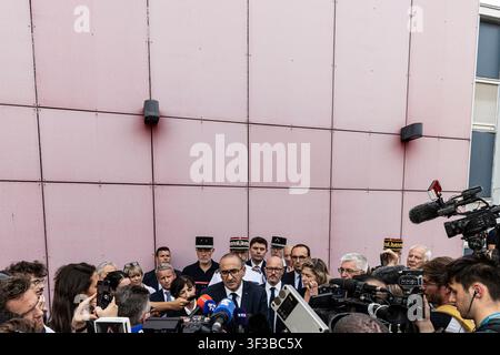 Bordeaux, Frankreich. 22. Juli 2026. Laurent Nuñez, Minister für Inneres, besucht die SDIS 33-Zentrale in Bordeaux, Frankreich, am 22. Juli 2026 während einer offiziellen Reise nach Gironde, wo er lokale Behörden, Feuerwehrleute und Beamte trifft, um das laufende Feuer in Saumos zu besprechen, zwei bei dem Feuer in Mérignac getötete Feuerwehrleute ehrt und die zur Bekämpfung der Waldbrände eingesetzten operativen Ressourcen überprüft. Foto von Stéphane Duprat/ABACAPRESS.COM Credit: Abaca Press/Alamy Live News Stockfoto