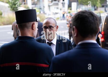 Bordeaux, Frankreich. 22. Juli 2026. Laurent Nuñez, Minister für Inneres, besucht die SDIS 33-Zentrale in Bordeaux, Frankreich, am 22. Juli 2026 während einer offiziellen Reise nach Gironde, wo er lokale Behörden, Feuerwehrleute und Beamte trifft, um das laufende Feuer in Saumos zu besprechen, zwei bei dem Feuer in Mérignac getötete Feuerwehrleute ehrt und die zur Bekämpfung der Waldbrände eingesetzten operativen Ressourcen überprüft. Foto von Stéphane Duprat/ABACAPRESS.COM Credit: Abaca Press/Alamy Live News Stockfoto