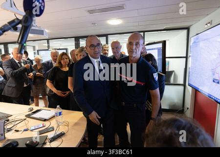 Bordeaux, Frankreich. 22. Juli 2026. Laurent Nuñez, Minister für Inneres, besucht die SDIS 33-Zentrale in Bordeaux, Frankreich, am 22. Juli 2026 während einer offiziellen Reise nach Gironde, wo er lokale Behörden, Feuerwehrleute und Beamte trifft, um das laufende Feuer in Saumos zu besprechen, zwei bei dem Feuer in Mérignac getötete Feuerwehrleute ehrt und die zur Bekämpfung der Waldbrände eingesetzten operativen Ressourcen überprüft. Foto von Stéphane Duprat/ABACAPRESS.COM Credit: Abaca Press/Alamy Live News Stockfoto